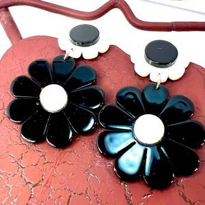 Black & White Flower Dangle Earrings – 70s Retro Mod + 90s Y2K Statement Jewelry